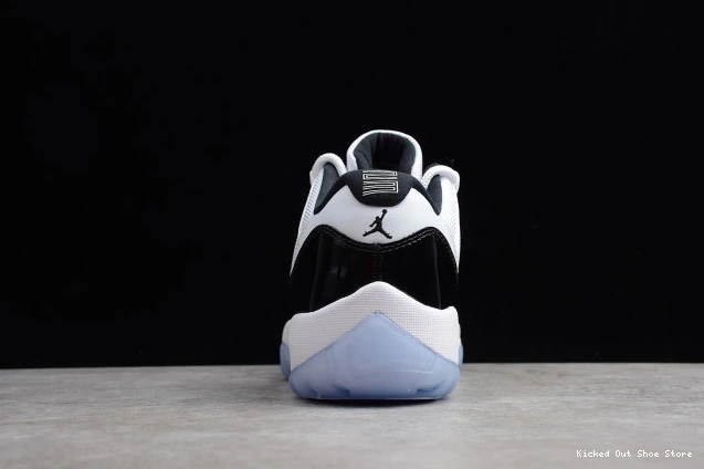 Kicked Out Shoe Store Retro 528895-153 